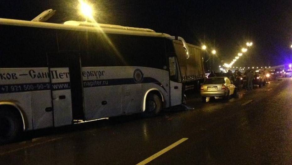 На трассе под Петербургом столкнулись восемь автомобилей и автобус