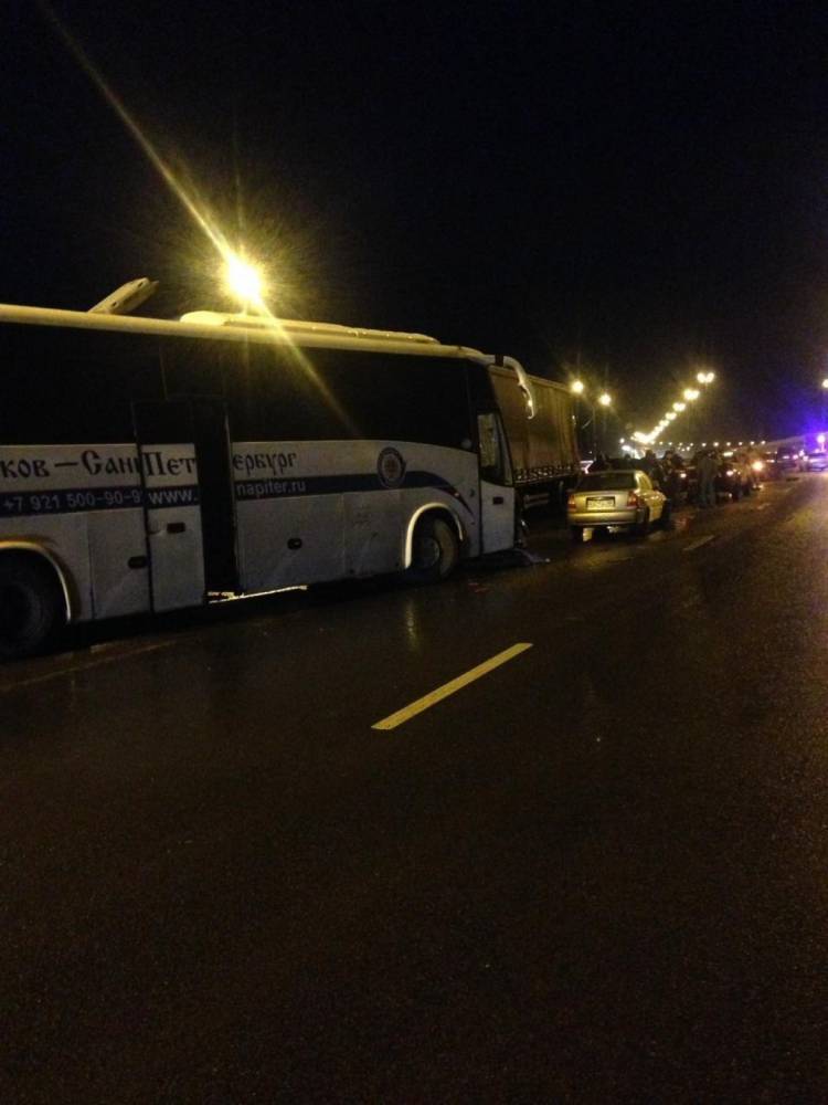 Под Петербургом на Киевском шоссе в ДТП из девяти машин пострадал один человек