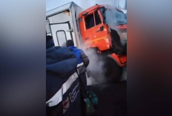 В Кузбассе вахтовый автобус с шахтёрами врезался в грузовик, есть пострадавший