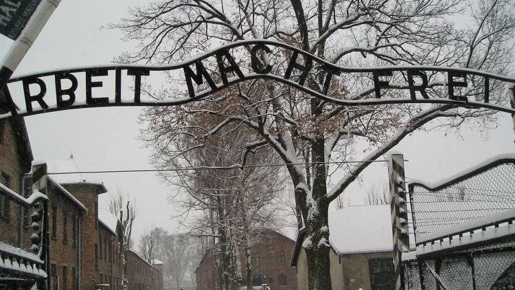 Бывший президент Польши призвал нынешние власти страны признать правду об Освенциме