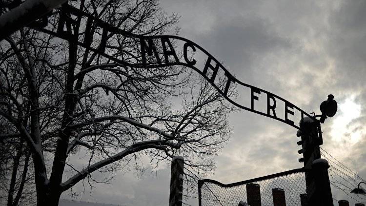 В Польше призывают признать правду об освобождении Освенцима