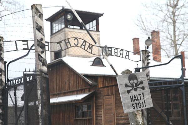 Валенса призвал власти Польши признать правду об освобождении Освенцима