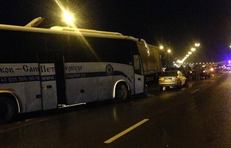 Автобус и восемь легковых машин столкнулись в Ленобласти