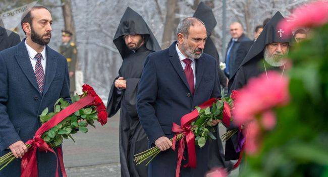 Премьер-министр Армении почтил память погибших в Баку