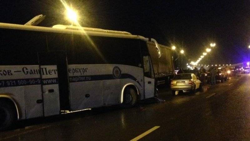 Автобус и восемь машин столкнулись в Ленобласти