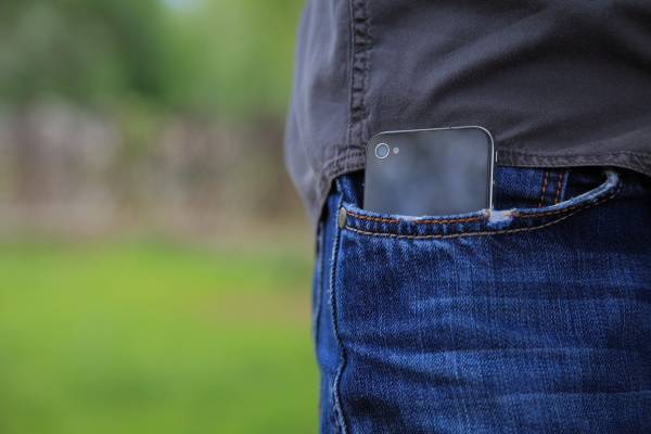 Снимать очки и не носить в кармане: россиянам рассказали о правилах пользования мобильными телефонами