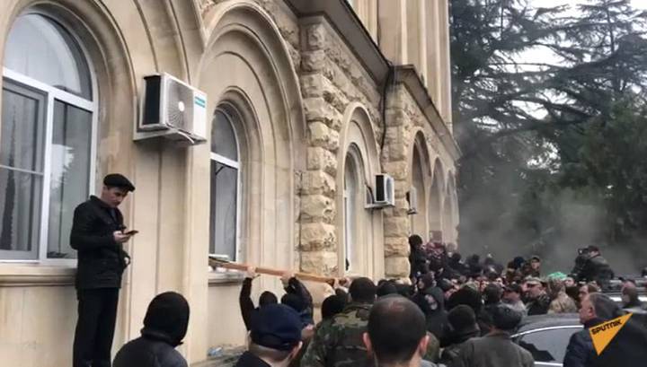 Здание администрации президента Абхазии разграблено