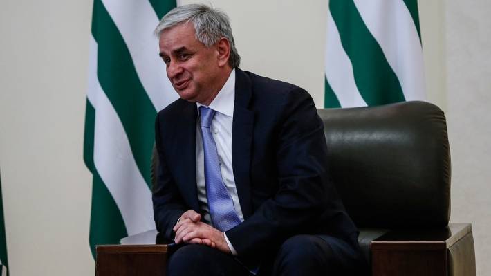 Хаджимба отказался от борьбы за пост президента Абхазии на повторных выборах