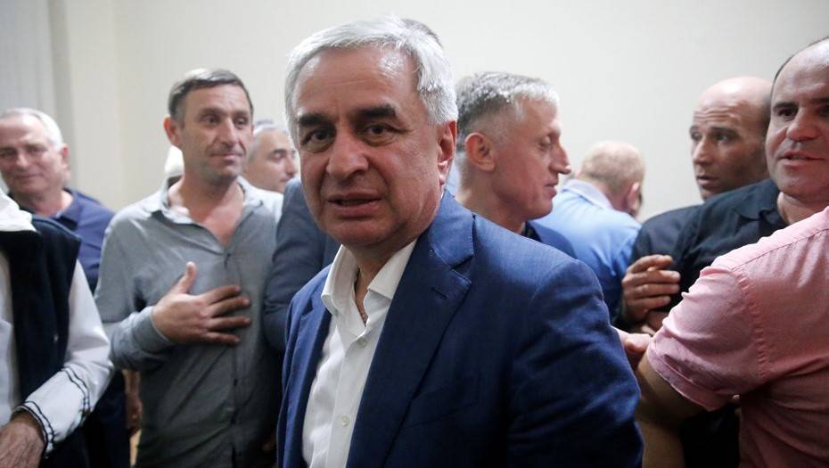 Хаджимба отказался участвовать в повторных выборах президента Абхазии