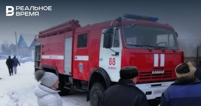 В Казани из горящего автомобиля спасли спящего мужчину