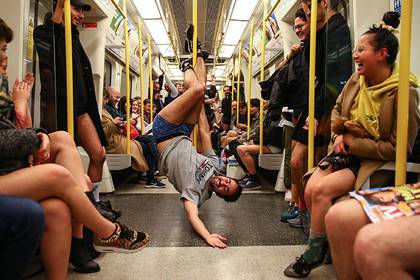Пассажиры метро массово разделись до трусов ради веселья