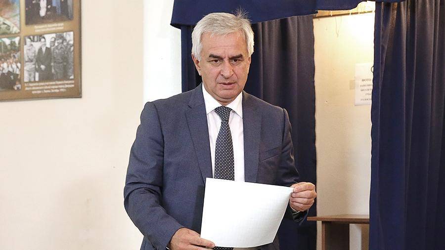 Вице-президент Абхазии Барциц ушел в отставку вслед за Хаджимбой