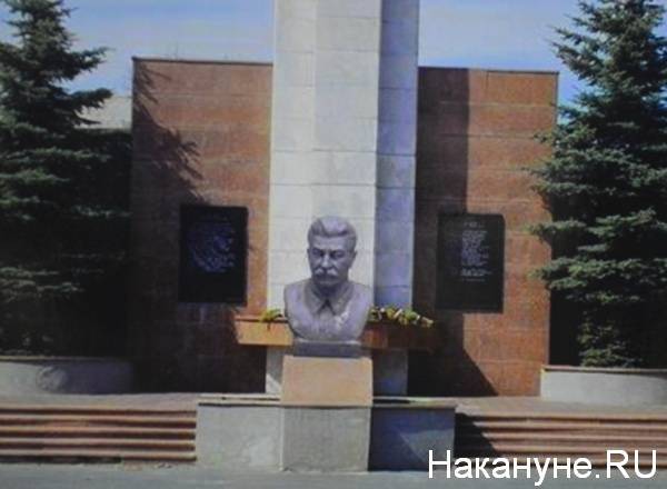 "Деньги из бюджета не потребуются". В Кургане на мемориале "Стена памяти" предлагают установить памятник Сталину