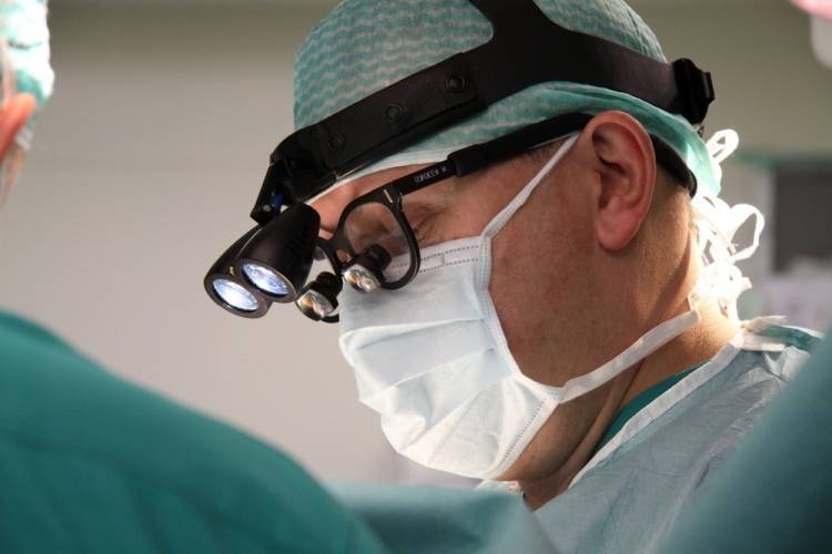 Вакансия пластического хирурга стала самой высокооплачиваемой в Петербурге за 2019 год