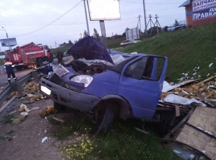 Грузовик разорвало пополам в ДТП с иномаркой в Новосибирске