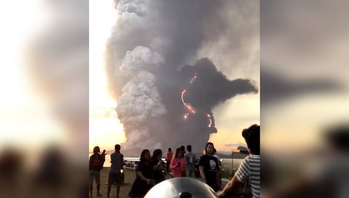 Десятки тысяч людей эвакуируются из-за извержения вулкана Тааль