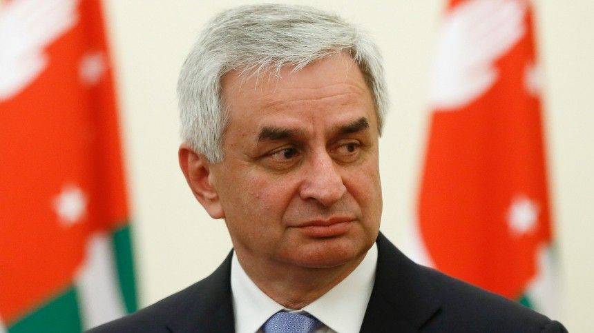 Парламент Абхазии принял отставку Хаджимбы и назначил и. о. президента