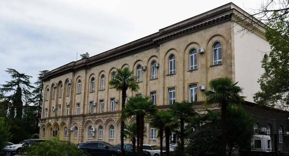 Парламент Абхазии принял отставку Хаджимбы, и.о. президента назначен премьер-министр