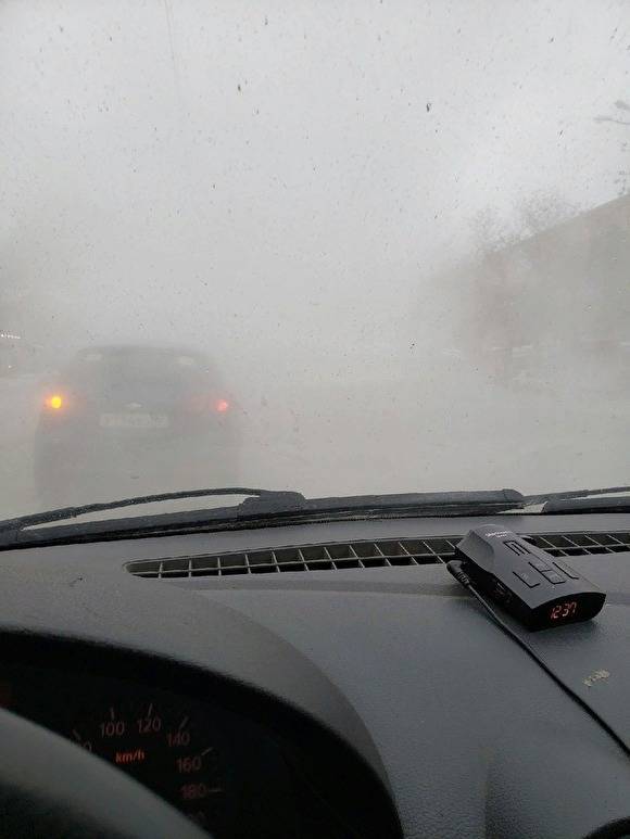 «Автомобили едут, как в густом тумане». В Екатеринбурге — две коммунальных аварии