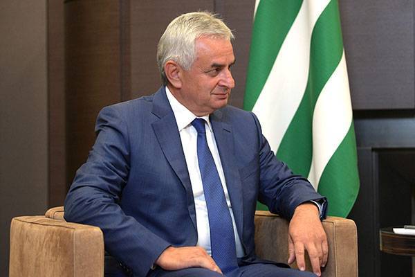 Парламент Абхазии принял отставку Хаджимбы