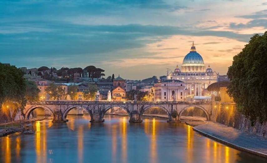 Рим запретил размещать сувенирные лавки в центре города
