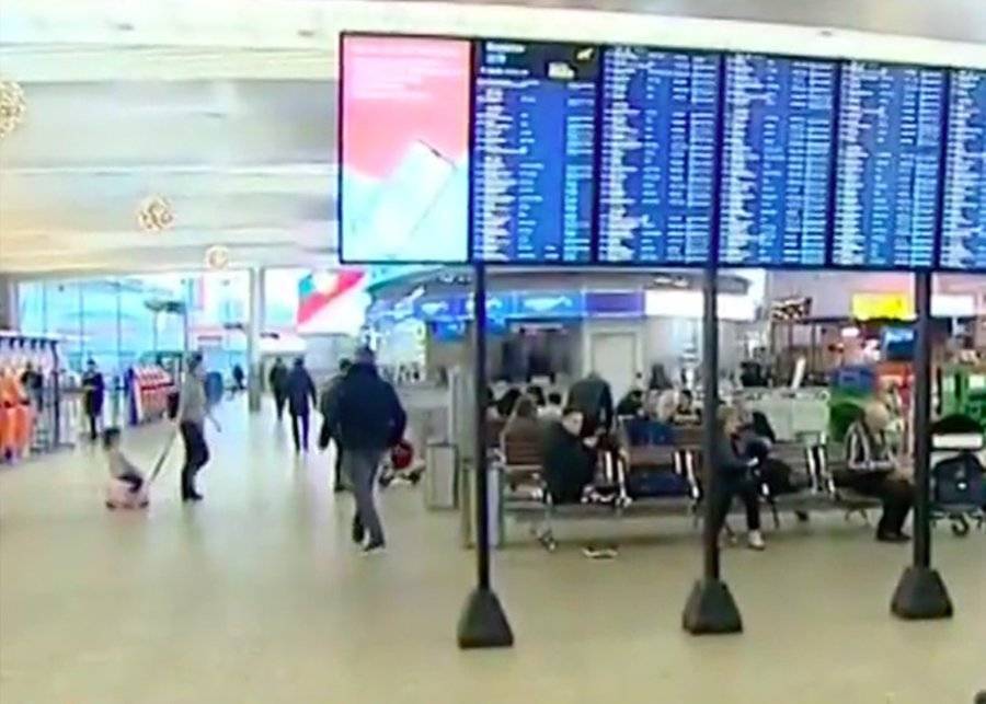 В аэропортах Москвы проверяют прилетевших из Китая пассажиров из-за нового вируса
