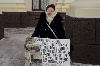 Российская учительница пожаловалась на жилье в обледеневшем бараке