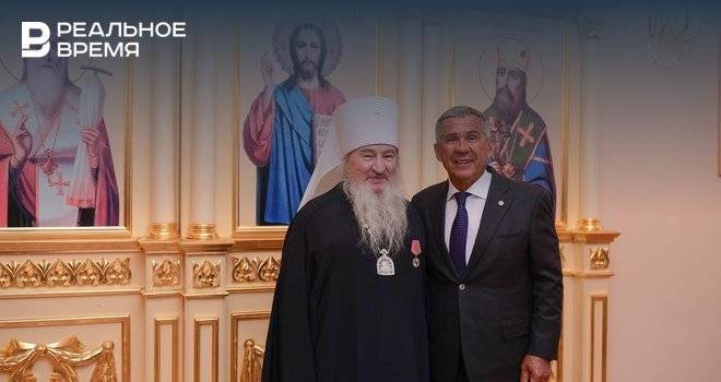 Минниханов вручил митрополиту Феофану медаль «100 лет образования ТАССР»