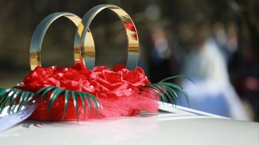 Видео: «Пируэты» свадебного кортежа на оживленной улице в Бурятии заинтересовали ГИБДД