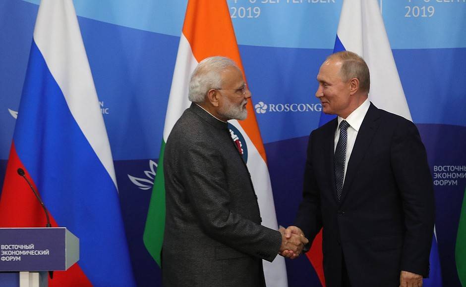 Путин обсудил с индийским премьером ситуацию в Ливии