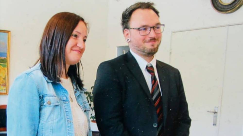 Брак с немцем: россиянке отказали в визе – на свадебной фотографии она выглядит несчастной