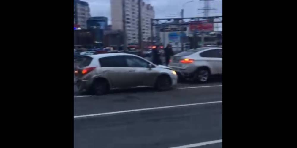 На Комендантском проспекте два автомобиля столкнулись и снесли третий