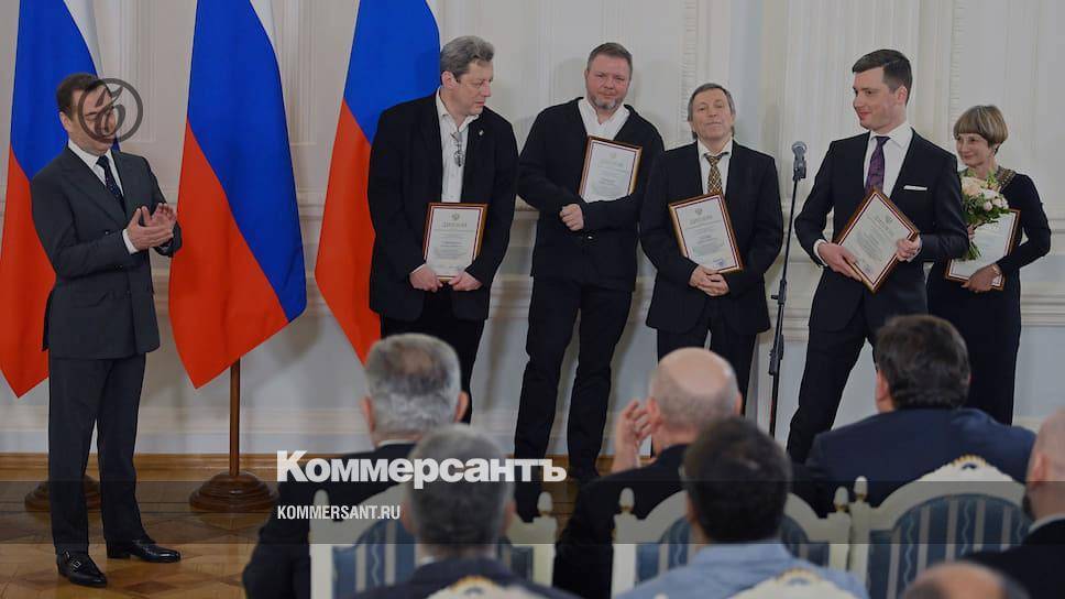 Медведев наградил отдел культуры “Ъ” в День российской печати