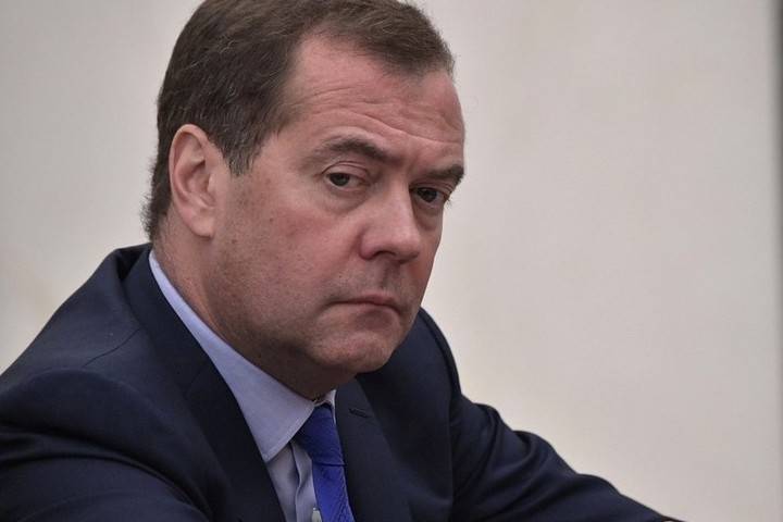 Медведев призвал не радоваться такой чепухе, как Новый год