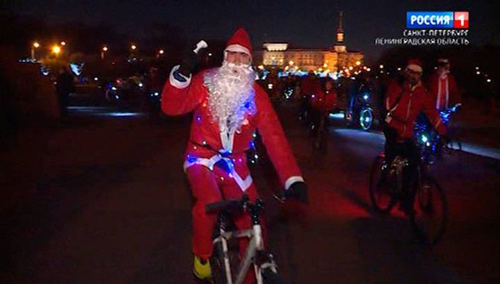 В Петербурге прошел новогодний велопарад Дедов Морозов