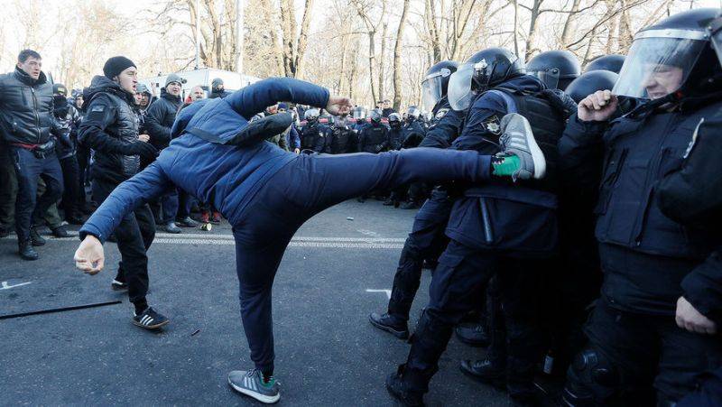 Шоу продолжается: Боевики Авакова вновь выходят на улицы Киева