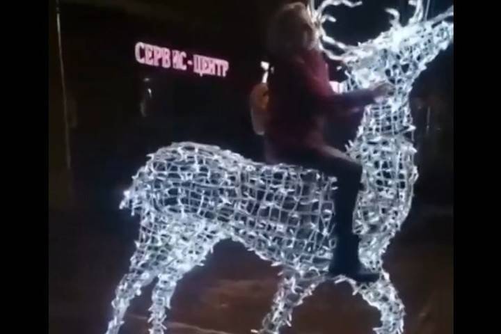 В Саратове оштрафовали девушку, оседлавшую и сломавшую новогоднего оленя