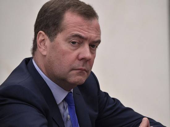 Медведев призвал не «радоваться такой чепухе, как Новый год»