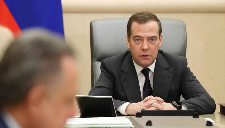 Страдать и плакать: Медведев призвал не радоваться Новому году