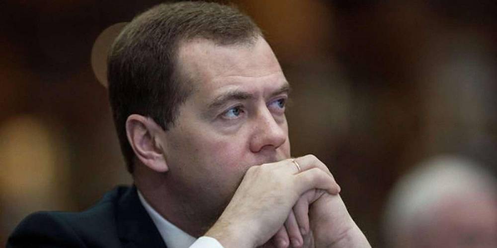 Медведев: в Новый год следует не радоваться, а страдать и плакать