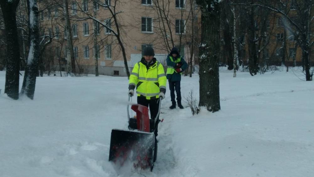 ​​​​​​​На дорогах Мурманской области работают более 500 единиц снегоуборочной техники