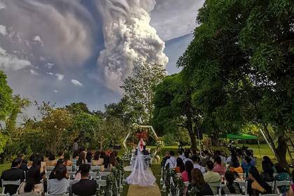 Влюбленные сыграли свадьбу во время извержения вулкана