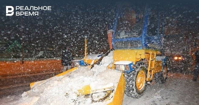 В Казани ночью в уборке снега задействуют 328 единиц спецтехники