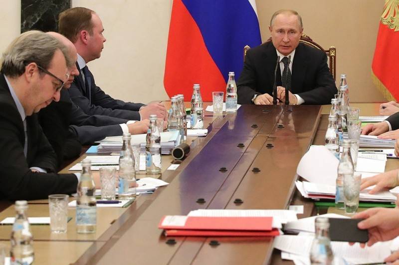 Для подготовки к Посланию Путин собрал администрацию, финансистов и налоговиков