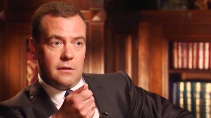 Медведев призвал не радоваться Новому году, а "страдать и плакать"