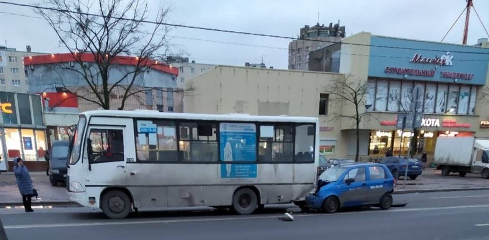 Два автомобиля врезались в маршрутку на юге Петербурга