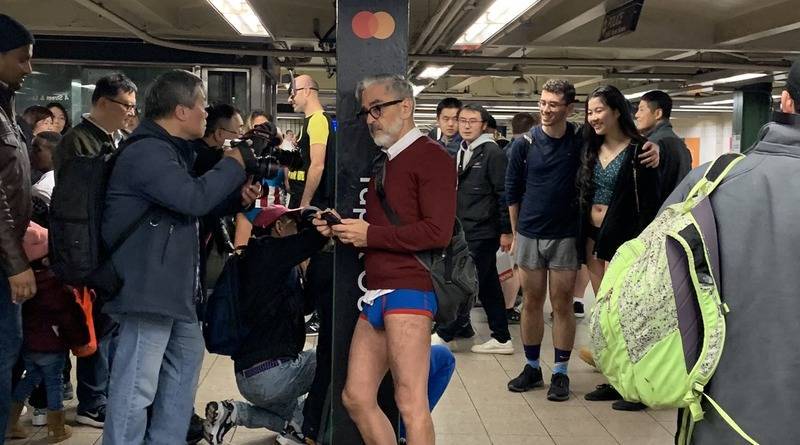 В метро без штанов: в Нью-Йорке прошло ежегодное веселое мероприятие (фото)