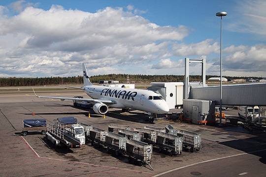 В аэропорту Хельсинки бортпроводник выпал из самолета компании Finnair