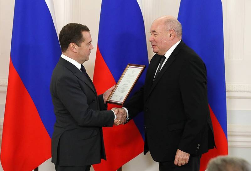 Медведев вручил правительственные премии в области СМИ