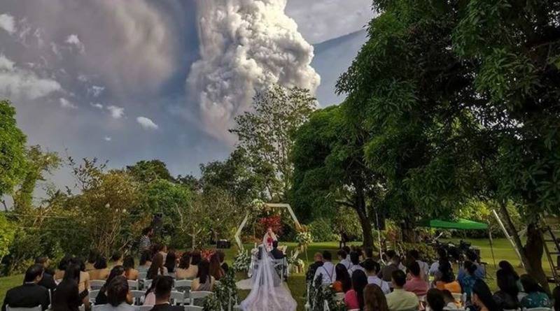 Молодожены продолжили свадебную церемонию, несмотря на извержение вулкана за ними (фото)